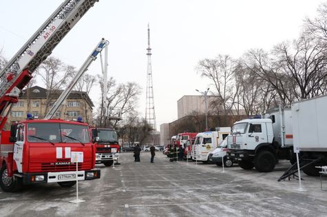 Смтр пожарной и спасательной техники в Абакане. Фото ГУ МЧС России по Хакасии